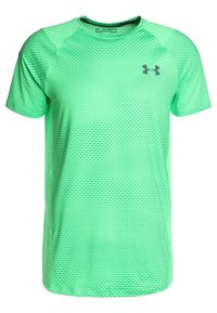 Grön idrottströja i ventilerande tyg med ett strukturerat mönster, korta ärmar och rund halsringning. Svart logotyp som accent.