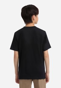 Sort bomulds T-shirt med rund halsudskæring og korte ærmer, der har et enkelt design uden yderligere mønstre eller detaljer.