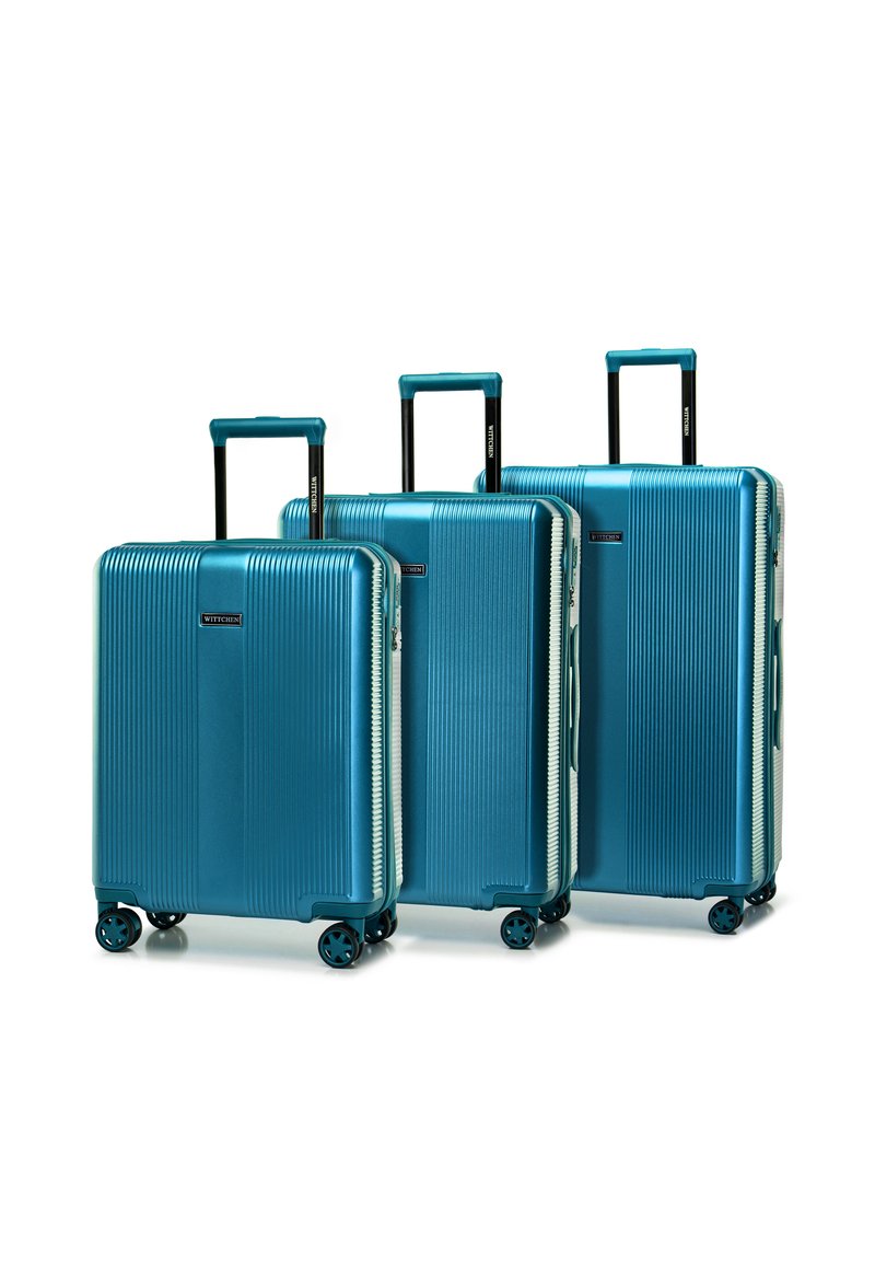 Set di tre valigie rigide color teal metallico, caratterizzate da un design rigato, manici telescopici e ruote multidirezionali per una maggiore mobilità.