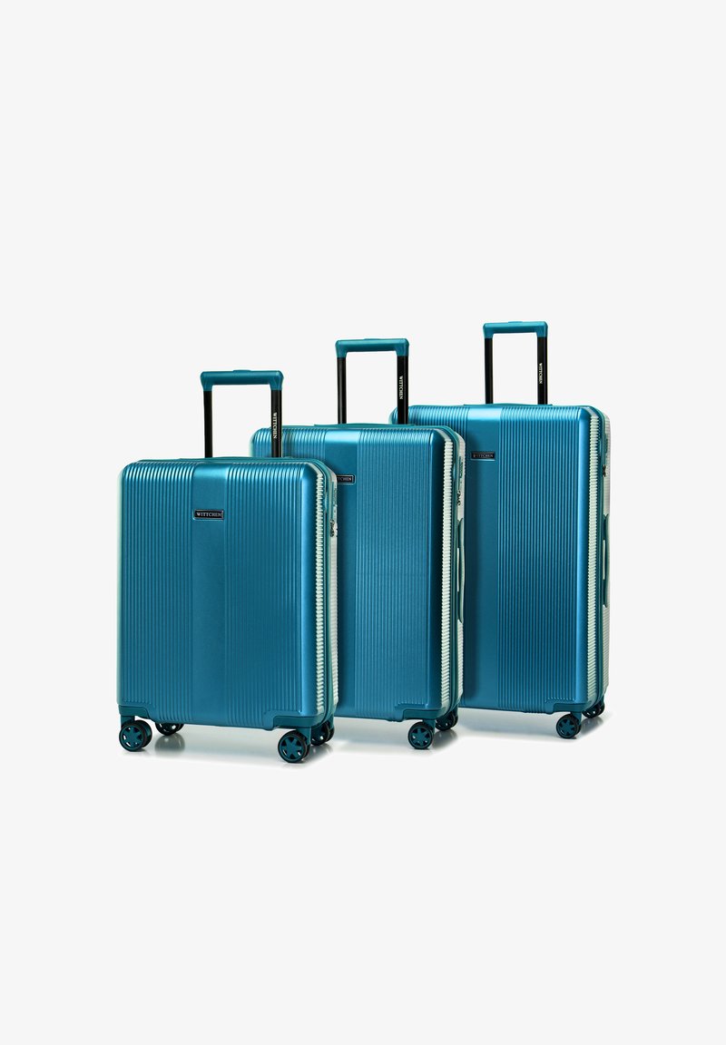 Set di tre valigie rigide color teal metallico, caratterizzate da un design rigato, manici telescopici e ruote multidirezionali per una maggiore mobilità.