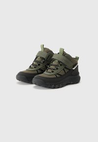 Bottes de randonnée vertes et noires au design robuste, dotées de sangles en Velcro, de semelles renforcées et d'un matériau supérieur texturé avec des lacets élastiques.
