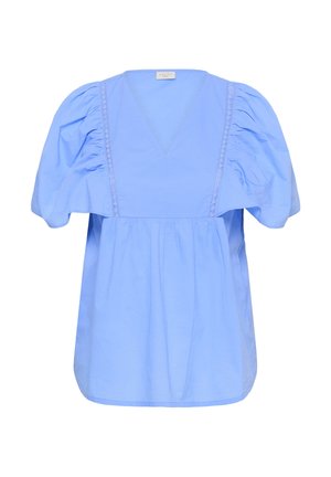 Világoskék blúz mély V-nyakkivágással, fodros ujjakkal, csipkés díszítéssel az elején és laza, összehúzott derékkal, légies megjelenésért.