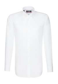 Chemise blanche à manches longues, en tissu lisse, avec un col classique, une poche avant et une fermeture à boutons standard.