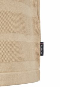 Beiger Strickstoff mit horizontalen Streifen und einem strukturierten Muster. Enthält ein kleines Etikett mit der Aufschrift "HECHTER" an der Seite. Weiches Material.