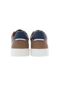 Sneakers marroni con una parte superiore testurizzata, dettagli blu navy e una suola in gomma bianca. Presentano un design semplice e un colletto imbottito per il comfort.