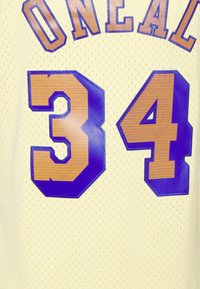 Gul basketballtrøje med lilla detaljer, der har "O'NEAL" i lilla over nummeret "34," som har stribet tekstur og omrids.