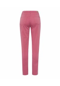 Pantalon rose slim avec poches arrière et passants de ceinture, vu de dos sur fond blanc.