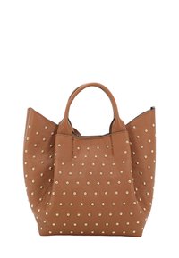 Braune Ledertasche mit genietetem goldenen Akzenten, offene Oberseite, zwei Tragegriffe und strukturiertes Design. Texturierte Oberfläche mit sichtbarer Maserung.