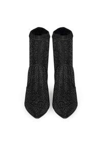 Botas negras hasta el tobillo hechas de tejido texturizado, con un caña alta, puntera afilada y decoradas con pequeños tachuelas brillantes en toda su superficie.