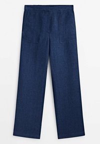Pantalon ample bleu foncé avec taille élastique et grandes poches plaquées à l’avant, devant plat et sans attaches visibles.