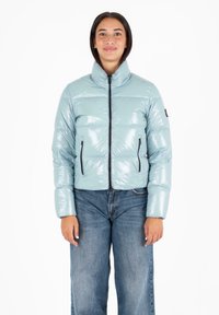 Lichtblauwe pufferjack met een hoge kraag, ritssluiting aan de voorkant en twee zijzakken. Beschikt over een glanzende textuur en elastische manchetten.