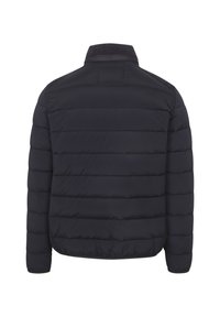 Zwarte pufferjack met horizontale stiknaad, opstaande kraag en geribbelde accenten. Heeft een gladde textuur en een rechte snit aan de onderkant.