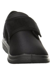 Schwarze Slipper aus glattem Stoff und weichem Wildleder mit einem breiten elastischen Riemen. Verfügt über eine strukturierten Gummisohle für guten Halt.