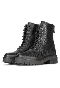 Bottines noires à lacets en matériau synthétique texturé avec un motif reptilien, dotées d'une semelle épaisse et d'un détail de fermeture éclair sur le côté.