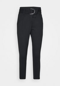 Pantalones negros de diseño ajustado, con un cinturón ancho con una hebilla circular de plata, bolsillos laterales y piernas ajustadas. Hechos de una tela suave.