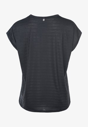 Grå kortærmet skjorte med rund halsudskæring og et struktureret, vandret stripedesign. Har en lille ventilation bagpå.