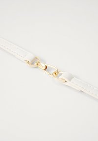 Cintura in pelle bianca con accessori in oro e un moschettone. Presenta una cucitura sottile lungo i bordi per dettagli aggiuntivi.