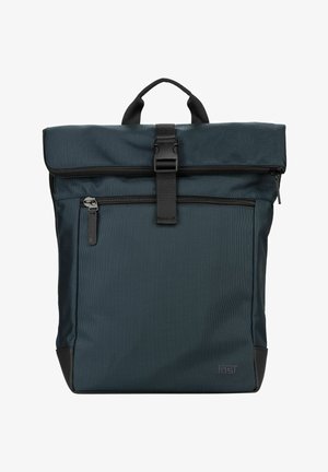 Sac à dos rectangulaire bleu foncé avec rabat supérieur, sangle de boucle noire, poche avant zippée et poignée en tissu sur le dessus.