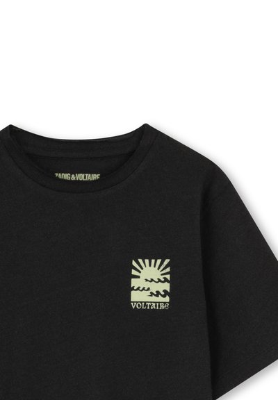 Μαύρη κοντομάνικη μπλούζα με μικρό ανοιχτό κίτρινο σχέδιο ήλιου πάνω από κύματα και τη λέξη "VOLTAIRE" στο αριστερό στήθος.