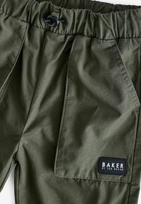 Baker by Ted Baker REGULAR FIT - Cargohose - khaki green