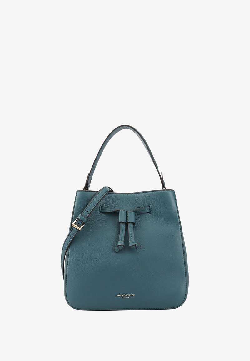 Sac seau en cuir teal avec un design resserré, une bandoulière réglable et un logo discret à l'avant. Texture lisse et forme arrondie.