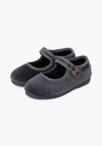 Zapatos Mary Jane grises con un upper de tela suave, punta redonda y detalle de correa con hebilla. Superficie texturizada y suela de goma plana.