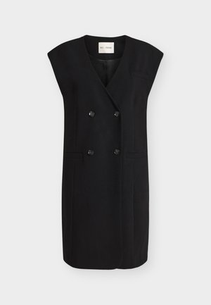 Μαύρο αμάνικο διπλής σειράς γιλέκο-φόρεμα με V-λαιμόκοψη, δύο μπροστινές τσέπες και διακοσμητικά κουμπιά, εμφανίζεται σε λευκό φόντο.