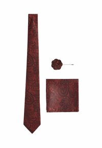 Crvena kravata s uzorkom paisley set koja uključuje kravatu, maramicu za džep i cvjetni pribor. Teksturirana tkanina s složenim crnim uzorcima. Elegantan, usklađen dizajn.