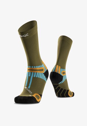 Paire de chaussettes de sport vert olive avec motifs géométriques bleus et orange, avec bouts et talons renforcés noirs.