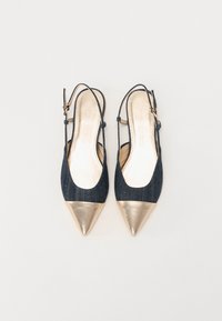 Escarpins slingback en denim avec un bout pointu en doré, une bride ajustable à la cheville et de légers découpes sur les côtés. Tissu texturé avec des accents lisses.