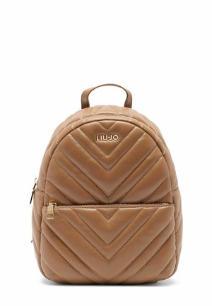 Zaino in pelle marrone con motivo a zigzag trapuntato, dotato di tasca frontale con zip, manico superiore e logo impresso sul davanti.
