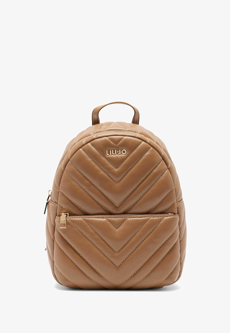 Rucsac din piele maro cu model matlasat în formă de zigzag, având un buzunar frontal cu fermoar, o mânere de sus și un logo embosat pe față.