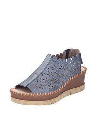 Sandale compensée en cuir bleu avec un design floral découpé, couture beige et un talon brun texturé. Style à enfiler avec un bout ouvert.