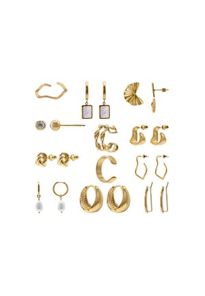 Gouden oorbellen collectie met verschillende ontwerpen: creolen, studs en hangers, met accenten zoals parels en geometrische vormen.