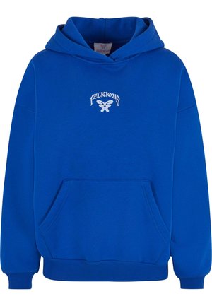 Hanorac albastru cu glugă, cu text alb „FELICIOUS” și grafică de fluture. Are un buzunar frontal și manșete și tiv cu nervuri. Textură de țesătură moale.