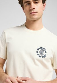 Lee SHORT SLEEVE GRAPHIC - Camiseta estampada - ecru