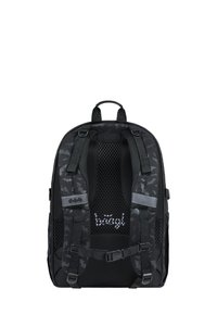 Czarny plecak w muszkieterskim wzorze z siateczkowym tyłem. Posiada regulowane paski oraz przednią kieszeń z napisem "batag!".