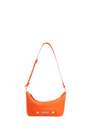 Oranje leren schoudertas met verstelbare riem en een klein decoratief rechthoekig paneel met twee metalen studs aan de voorkant.