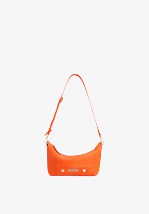 Sac à bandoulière en cuir orange avec une sangle réglable et un petit panneau rectangulaire décoratif avec deux clous métalliques à l'avant.