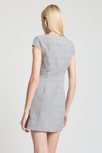 Graues kurzes Kleid mit kariertem Muster. Hat Cap-Ärmel, eine taillierte Silhouette und einen geraden Saum. Glatte Textur.