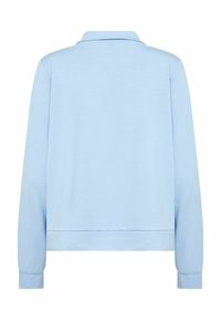 Sudadera azul claro con cuello, mangas largas y corte relajado. Textura lisa y puños acanalados; diseño minimalista sin estampados.