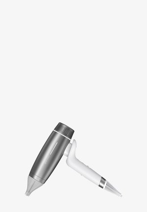 Sèche-cheveux portable gris et blanc avec embout concentrateur et long câble d'alimentation enroulé à l'extrémité sur fond blanc.