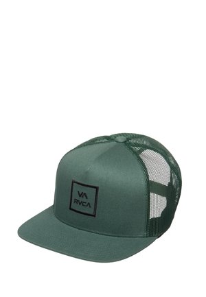 Grüne Trucker-Kappe mit Netzrückseite und flachem Schirm, mit einem schwarzen, bestickten quadratischen Logo mit "VA RVCA" auf der Vorderseite.