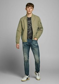 Jack & Jones BASIC ÜBERGANGS STRETCH OHNE KAPUZE ERUSH - Bomberjacke - grün