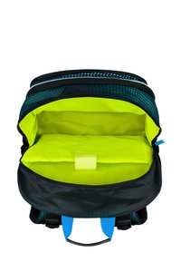 Czarny plecak z jasnoolinternym wnętrzem, posiadający wyściełaną sekcję i niebieskie akcenty. Zaprojektowany z górną rączką i regulowanymi paskami.