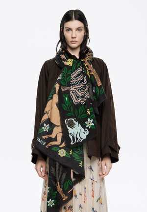 Czarny szalik z kolorowymi wzorami zwierząt i kwiatów, wykonany z miękkiego materiału z frędzlami na krawędziach, elegancko zarzucony na szyję.