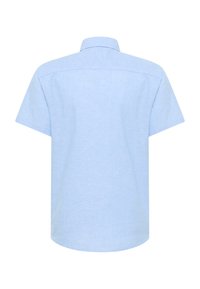 Camisa de manga corta, con cuello, en tela de color azul claro con un acabado texturizado, que presenta un corte recto y detalle en el yugo trasero.