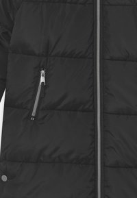 Černá péřová bunda s předním zipem, postavená na stříbrném zipu a chest pocket. Materiál je hladký a izolovaný s prošívaným designem.