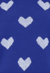 Tessuto lavorato a maglia di colore blu con motivi a cuore bianchi. I cuori variano in dimensione e sono distribuiti uniformemente su tutto il materiale, creando un design giocoso.
