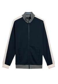 Giacca a zip blu marina con colletto e polsini grigi, strisce laterali color crema, due tasche frontali e una texture di tessuto morbida. Design atletico classico.